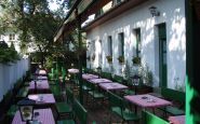Zöld Kapu Vendéglő étterem Óbuda hangulatával, színeivel, ízeivel